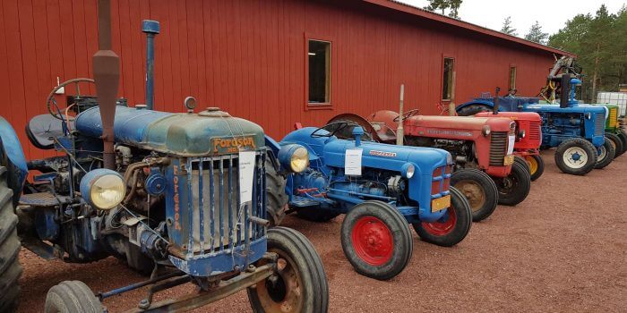 Utställning av veterantraktorer på Skördefesten på Åland
