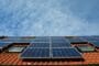 solceller på ett villatak producerar solkraft